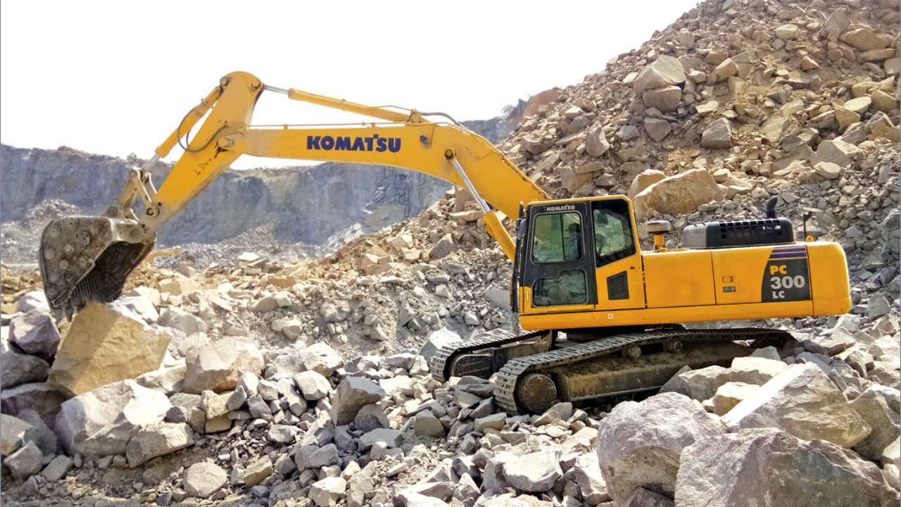 Exploring the Komatsu PC300’s Role in Infrastructure Development